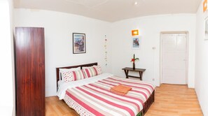 Desk, free WiFi - Queen Forest Homestay (Kathmandu)