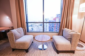 Suíte júnior | Área de estar | TV LCD 34 polegadas com canais via satélite