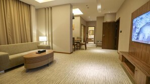 Suite Affaires, vue sur la ville | Salle de séjour | Téléviseur ACL de 34 po avec télévision par satellite