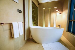 Business suite, uitzicht op stad | Badkamer | Een haardroger, badjassen, pantoffels, handdoeken