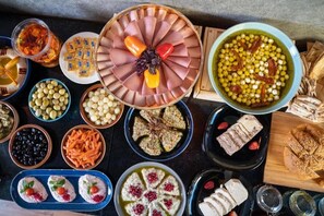 Daily buffet breakfast (SAR 45 per person)