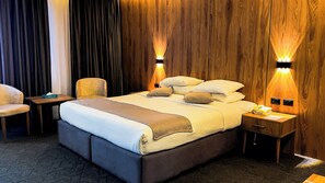 Egyptian cotton sheets, premium bedding, pillow-top beds, in-room safe - Sandy Palace Hotel (Amman)
