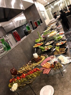 Tägliches Frühstücksbuffet gegen Gebühr
