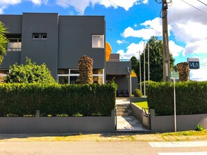 A modern hotel with a stone pillar, a clear sky, and a sign for Rua Vila Maritas. - Vila Hotel By VimaHotels (Guimarães)