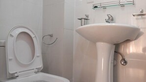 ห้องดีลักซ์ดับเบิลหรือทวิน, เตียงเดี่ยว 2 เตียง, ปลอดบุหรี่ | ห้องน้ำ