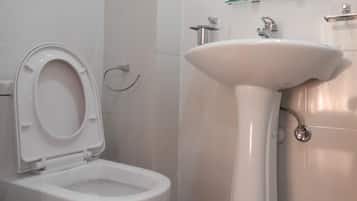 Habitación Deluxe con 1 cama matrimonial o 2 individuales, 2 camas individuales, para no fumadores | Baño | Regadera