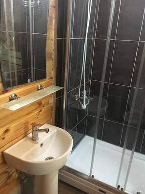 Bungalow | Bad | Dusj, dusjhode med hydromassaje, toalettartikler (inkludert) og hårføner