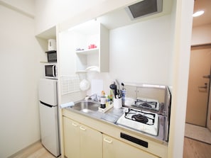 Standard Quadruple Room (PH162) | Private kitchenette | Fridge, microwave, stovetop, electric kettle