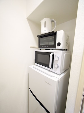 Standard Twin Room (PH164) | Private kitchenette | Fridge, microwave, stovetop, electric kettle