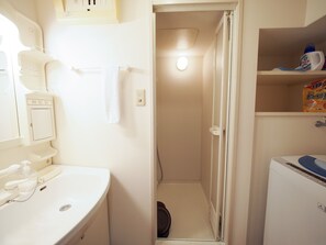 Standard Twin Room (PH165) | Bathroom | Combined shower/tub, deep soaking tub, free toiletries, hair dryer