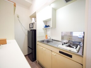 Standard Twin Room (PH166) | Private kitchenette | Fridge, microwave, stovetop, electric kettle