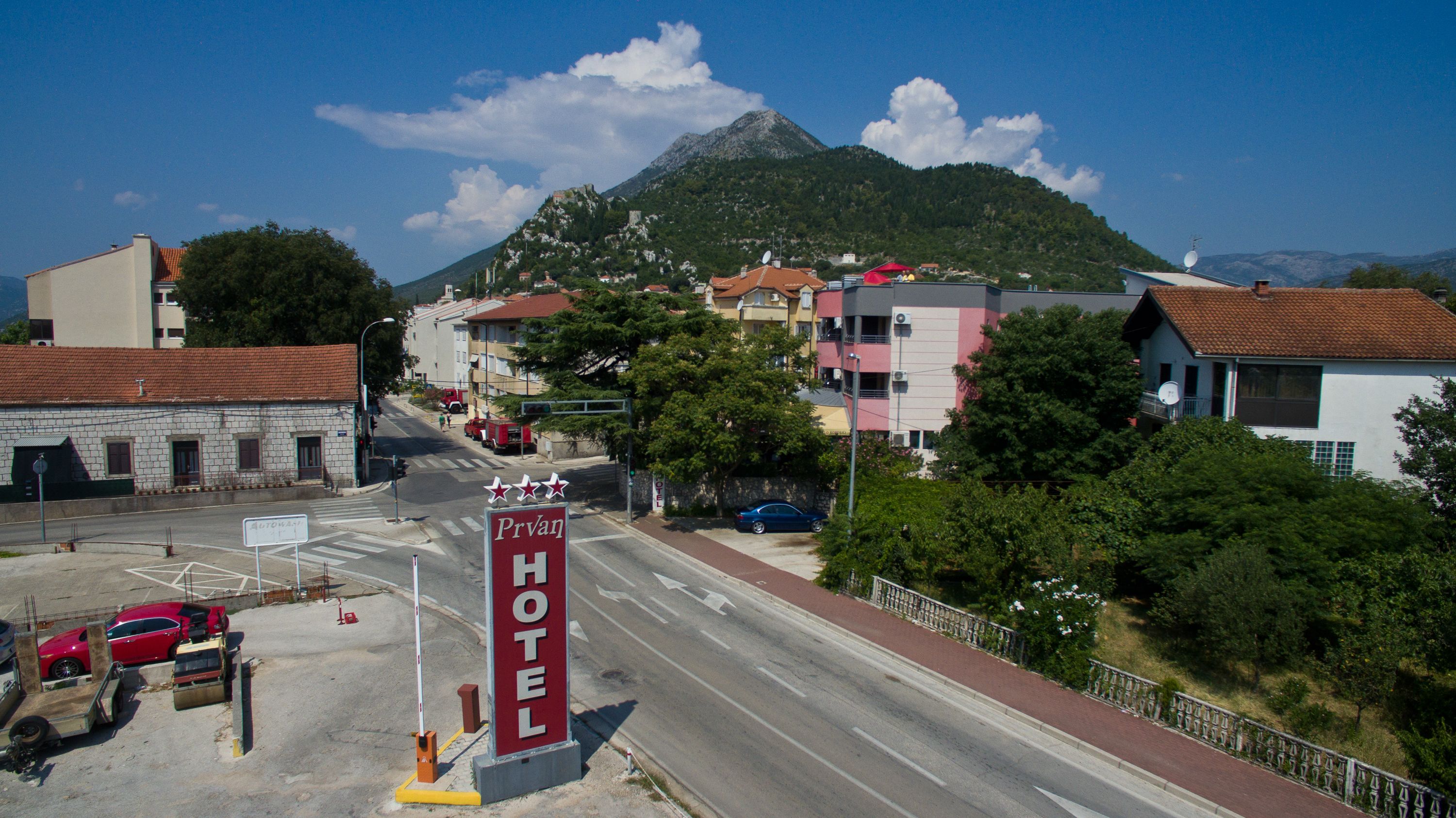 A hotel sign with a mountain in the background.