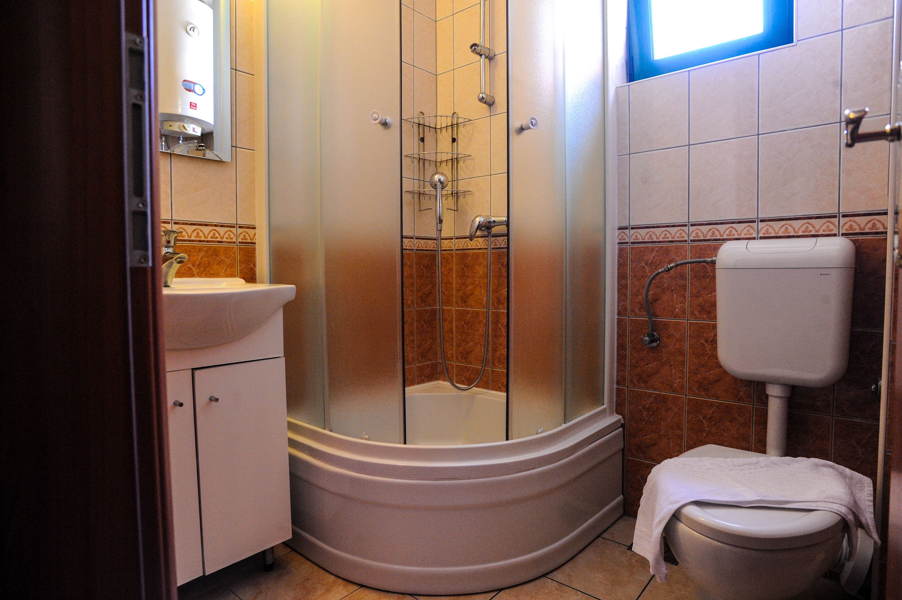 Comfort Quadruple Room | Bathroom
