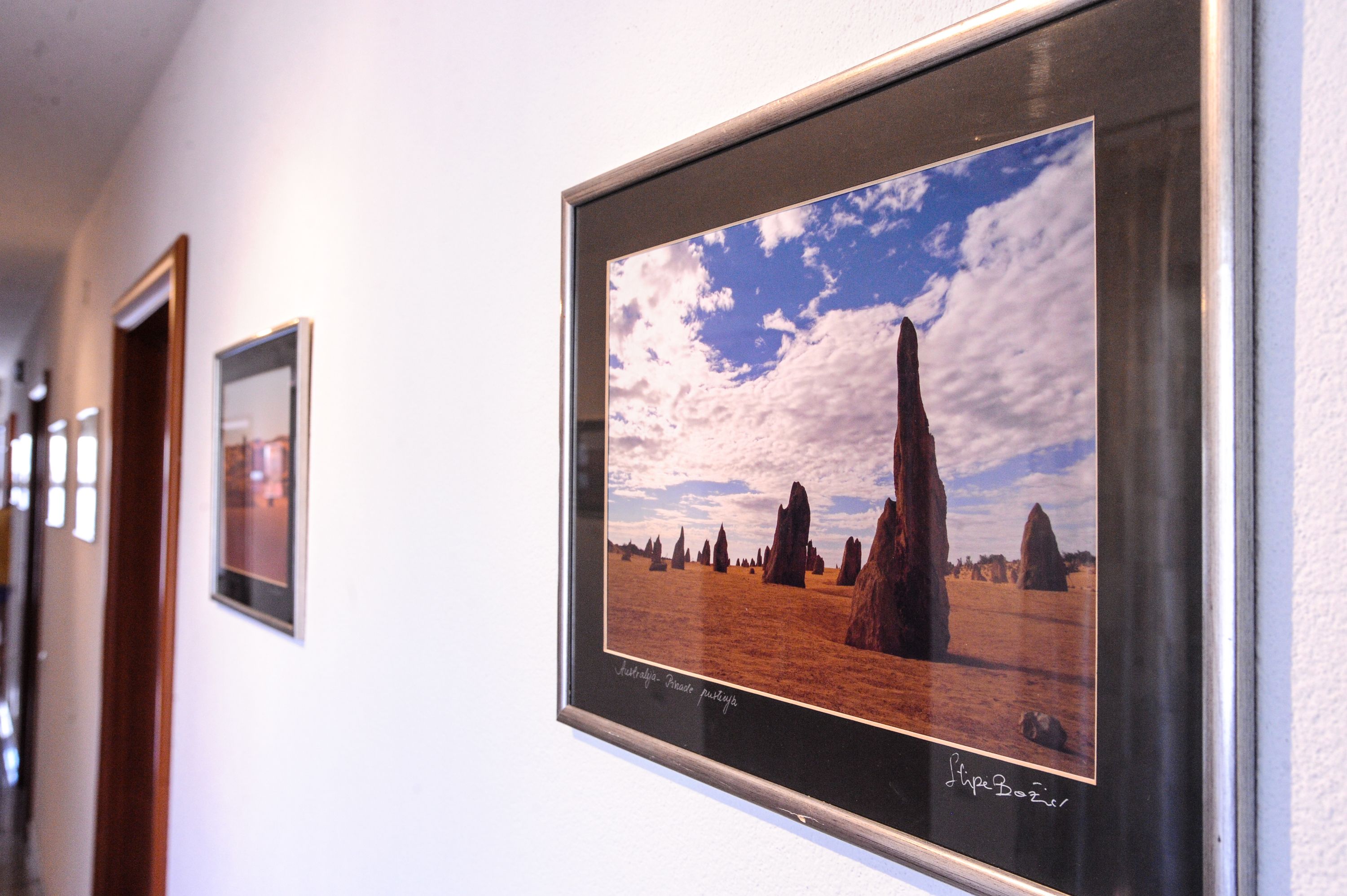 Un pasillo decorado con fotografías enmarcadas en la pared.