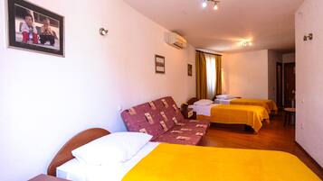 Desk, soundproofing, free WiFi, bed sheets