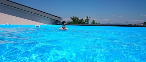 Una piscina al aire libre de temporada