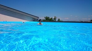Una piscina al aire libre de temporada