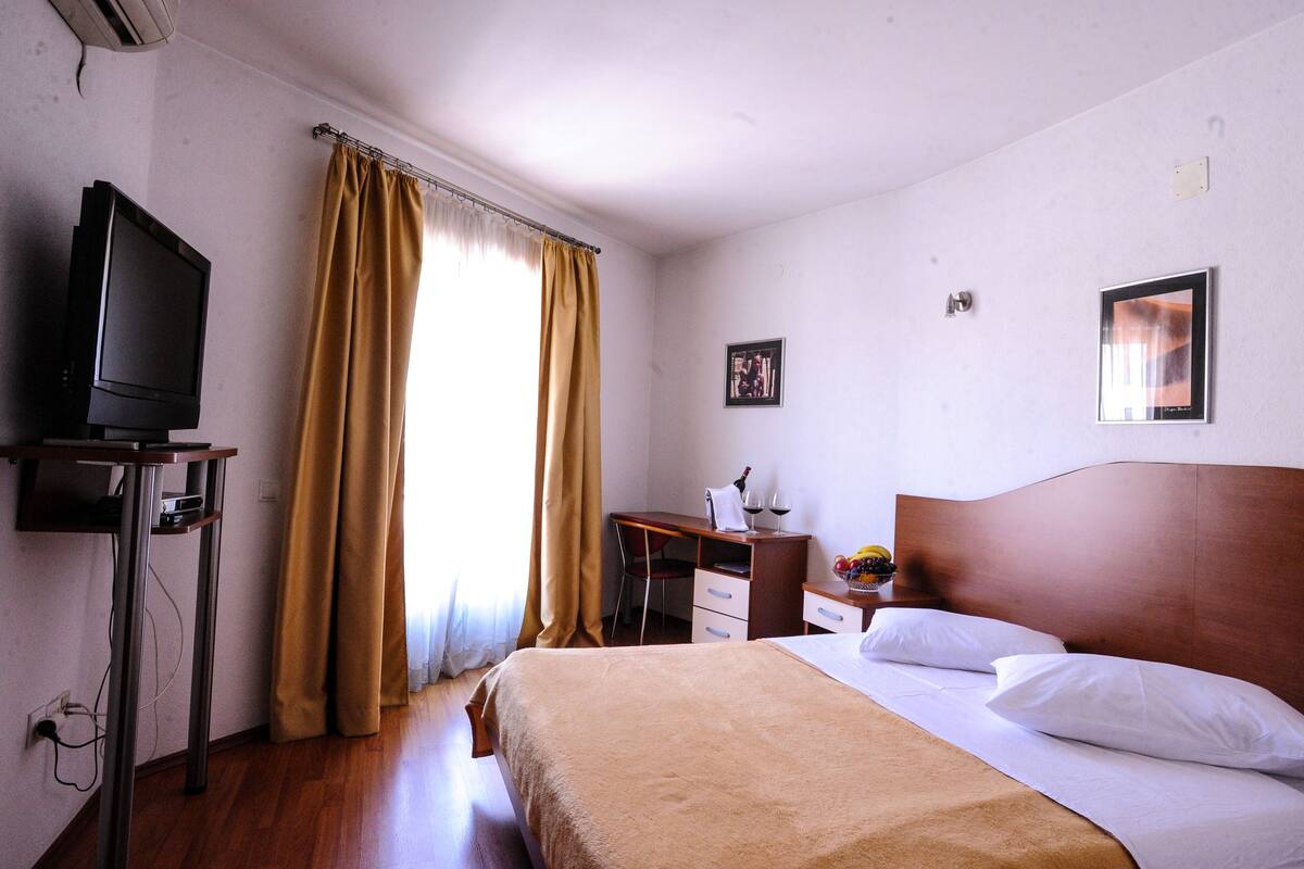 Escrivaninha, quartos à prova de som, Wi-Fi de cortesia, roupa de cama
