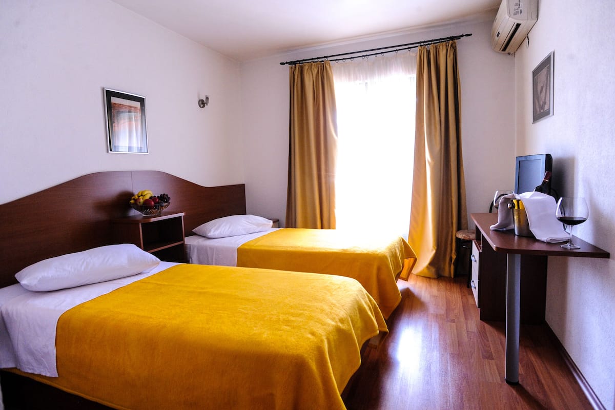 Escrivaninha, quartos à prova de som, Wi-Fi de cortesia, roupa de cama