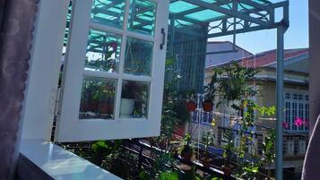 Quarto família, vista para o jardim | Terraço/pátio