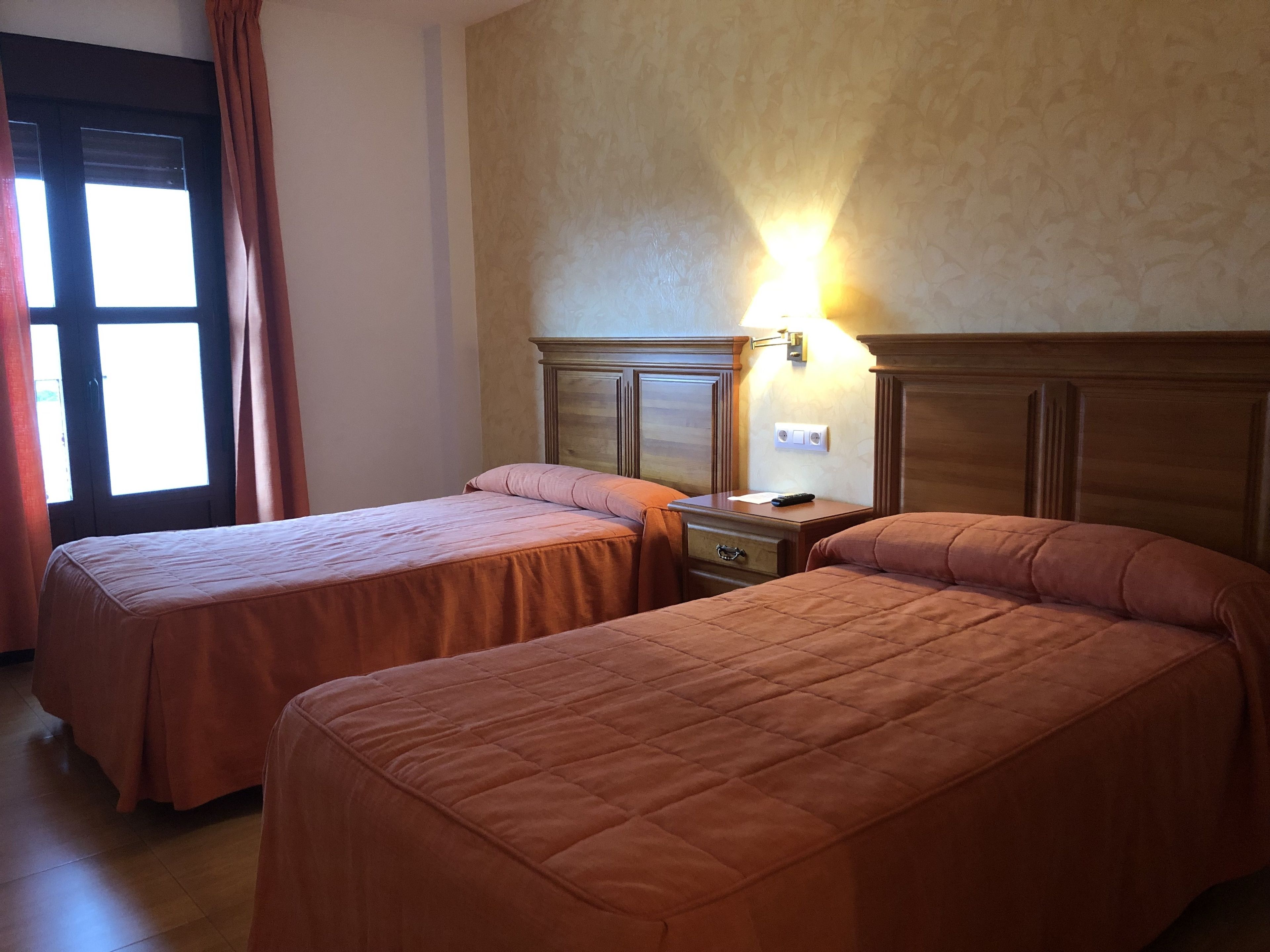 Phòng 3 | Bàn, màn/rèm cản sáng, giường gấp/giường phụ (phụ phí) 