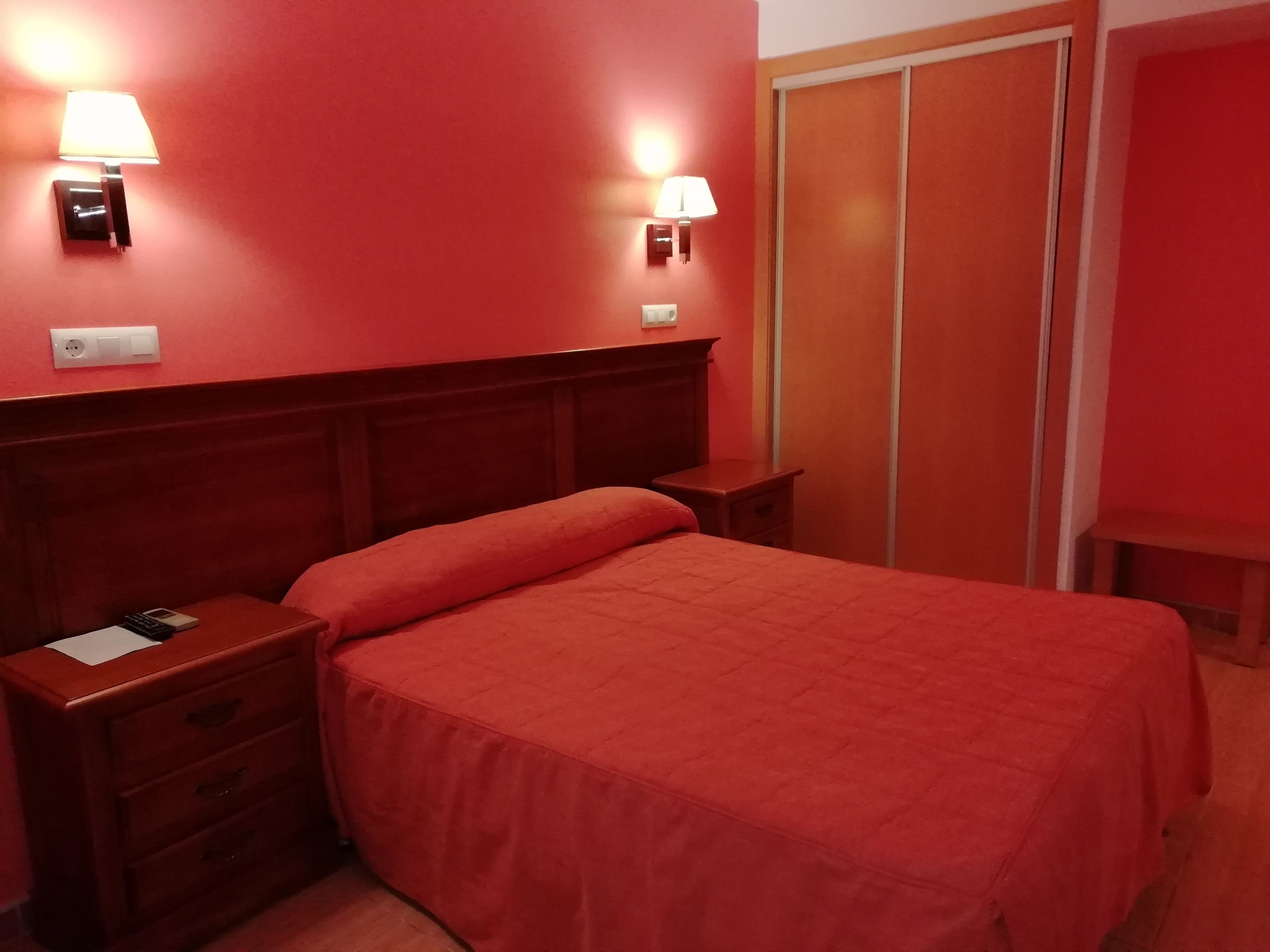 Phòng đôi | Bàn, màn/rèm cản sáng, giường gấp/giường phụ (phụ phí) 