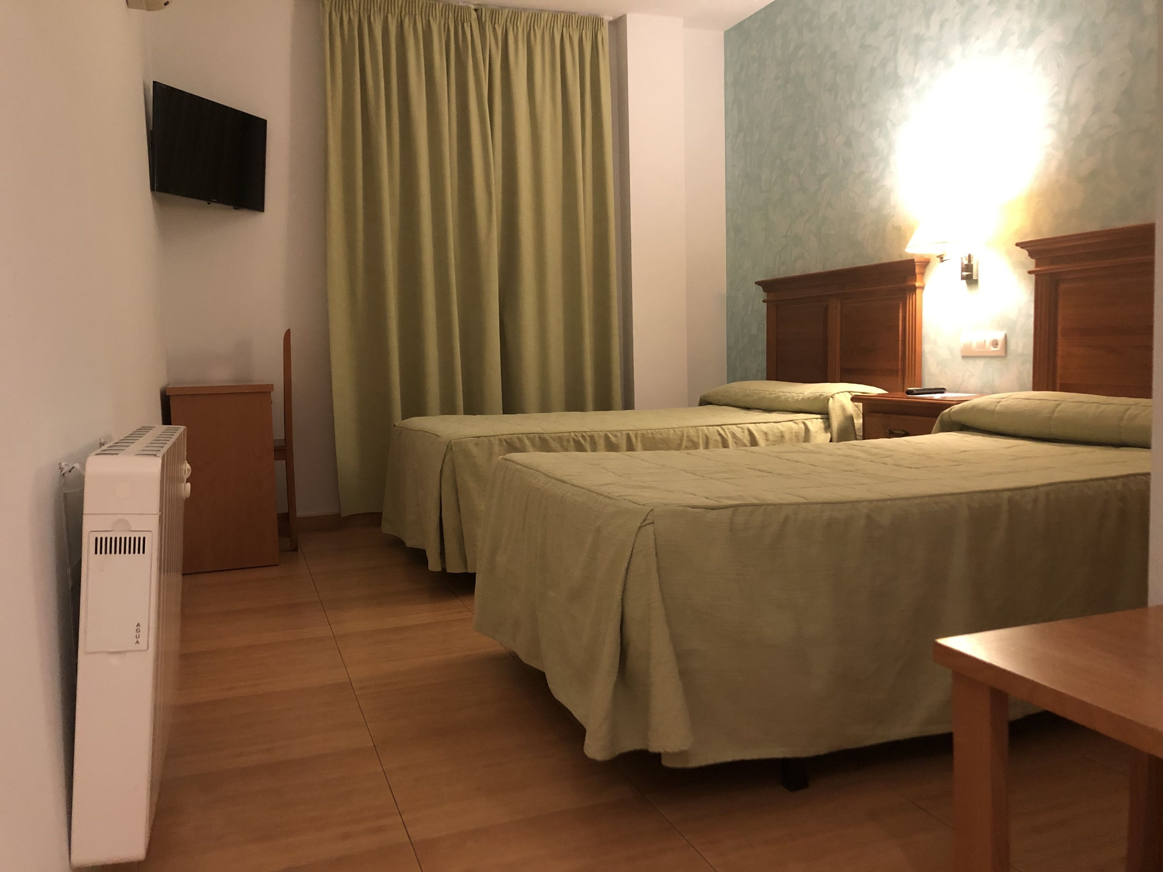 Phòng đơn | Bàn, màn/rèm cản sáng, giường gấp/giường phụ (phụ phí) 