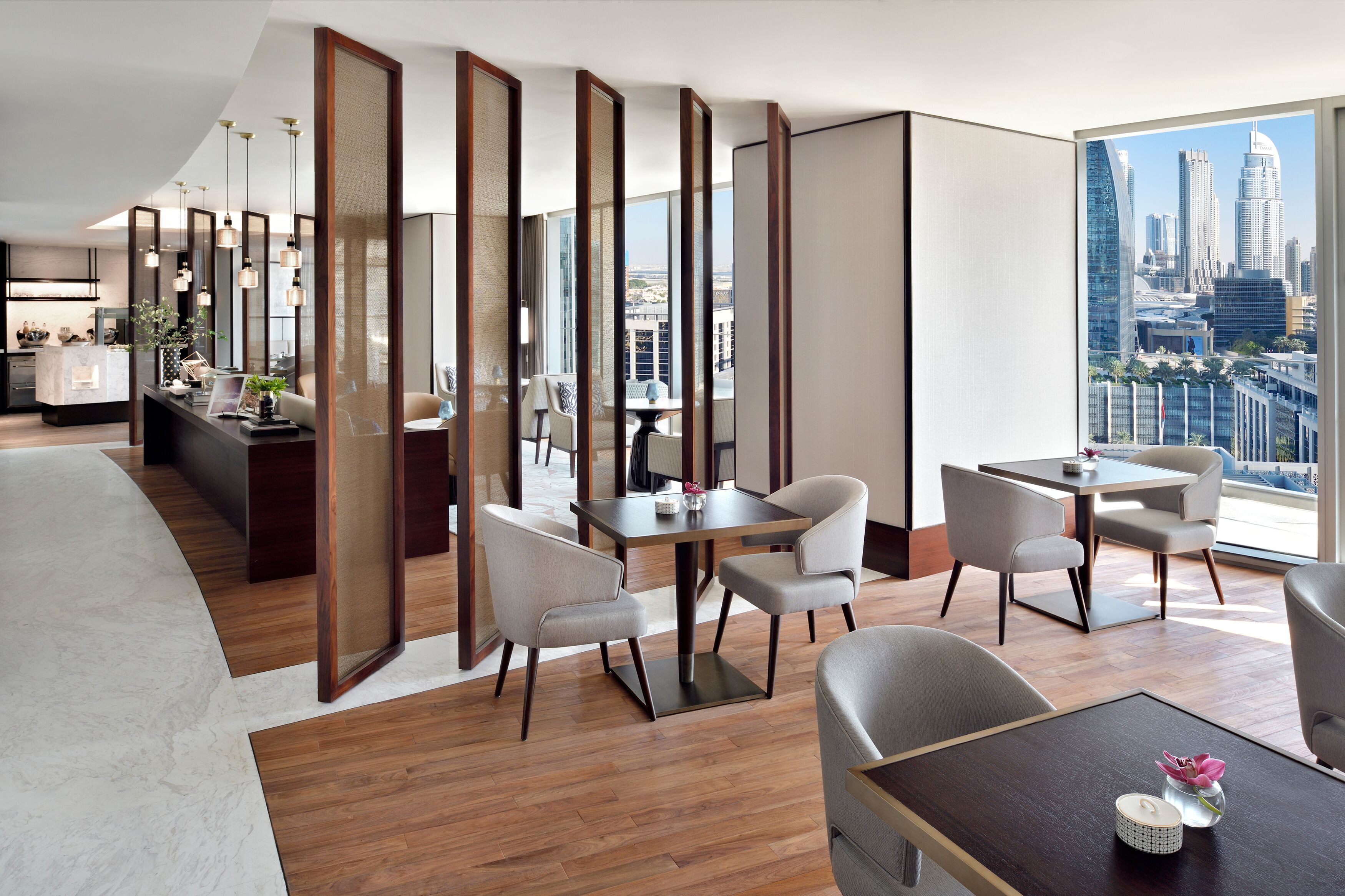Une chambre d’hôtel moderne avec vue sur la ville, un coin repas et une cuisine.