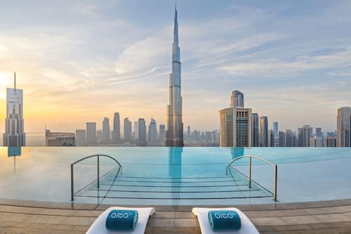 2 つの屋外プール、プール パラソル、サンラウンジャー
