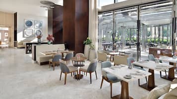 Desayuno continental (AED 148 por persona)