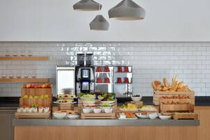 Daily buffet breakfast (AED 110 per person)