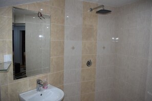 Appartement Standard, balcon | Salle de bain | Douche, sèche-cheveux, serviettes fournies