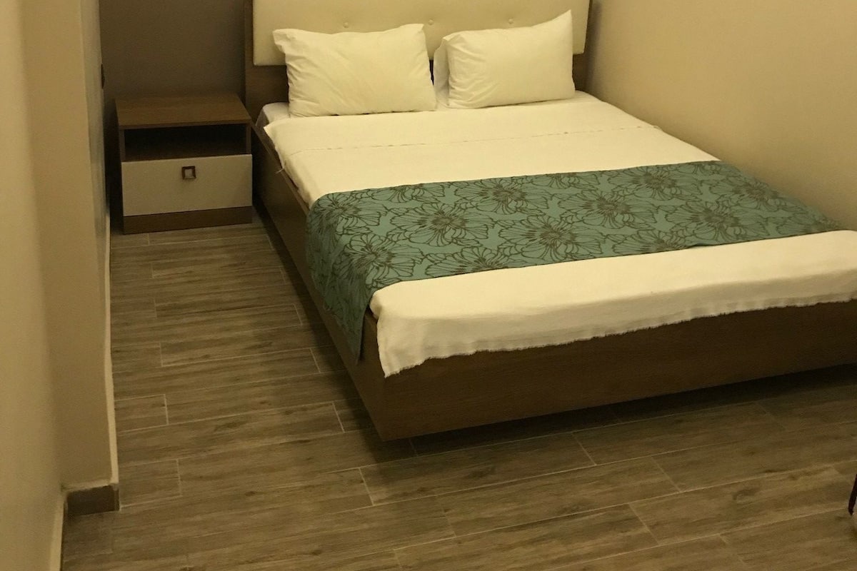 Departamento Deluxe, 2 habitaciones, en el área del jardín | Ropa de cama de alta calidad, cortinas blackout y insonorización