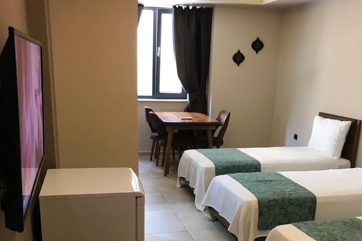Habitación cuádruple, varias camas | Ropa de cama de alta calidad, cortinas blackout y insonorización
