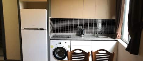 Apartemen Deluks | Dapur kecil pribadi | Lemari es, kompor, dan lemari pembeku