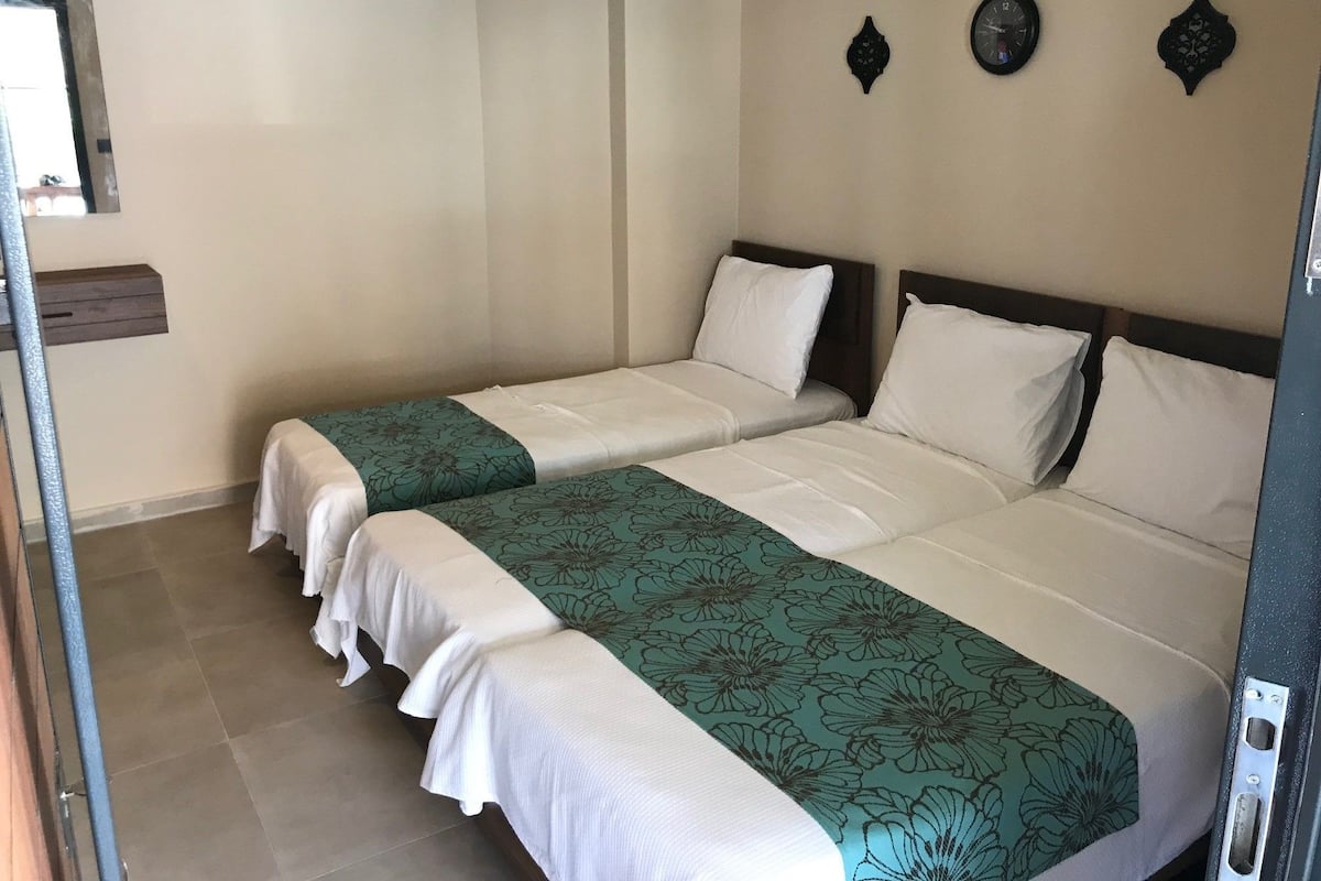 Habitación triple, 3 camas individuales | Ropa de cama de alta calidad, cortinas blackout y insonorización