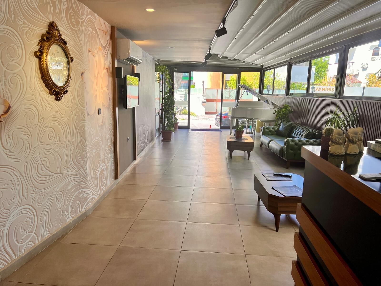 Een 102-cm ledtelevisie met satellietzenders en een televisie