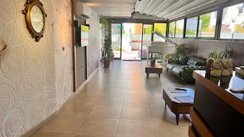 Een 102-cm ledtelevisie met satellietzenders en een televisie