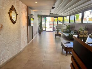 Télévision LED de 102 cm avec chaînes par satellite, télévision