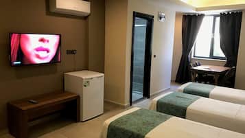 Vierpersoonskamer, meerdere bedden | Luxe beddengoed, verduisterende gordijnen, geluiddichte muren