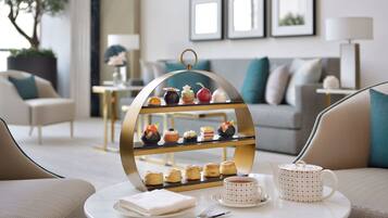 Se ofrece un desayuno bufé (130 AED por persona)