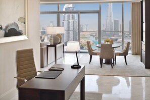 Suite – executive, Club Lounge-tilgang (Burj Khalifa and Fountain View) | Safe på rommet, skrivebord, blendingsgardiner og lydisolert