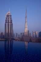 Una piscina al aire libre, sillones reclinables de piscina