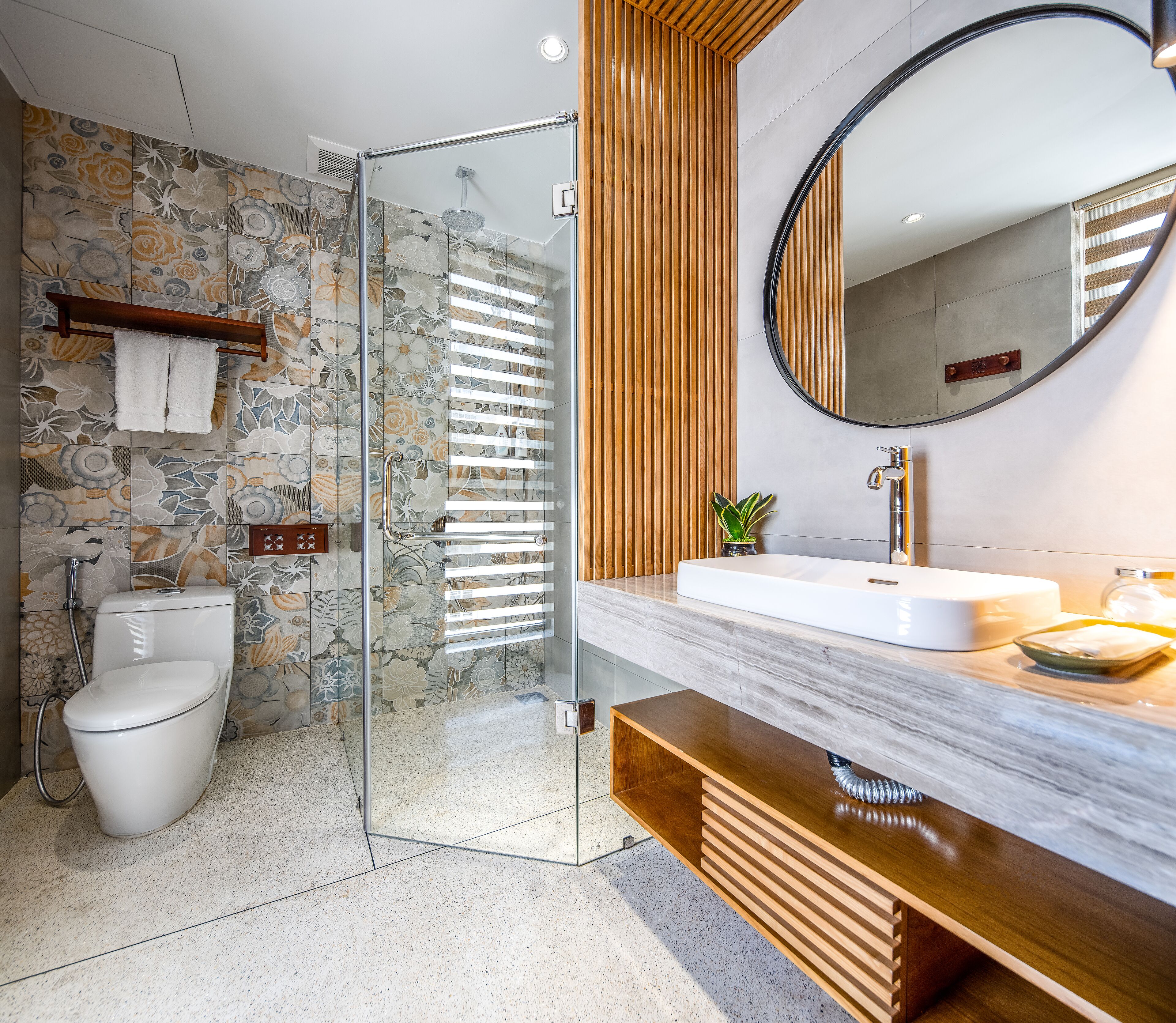 Studio Deluks (Seahorse's Queen) | Kamar mandi | Shower, pengering rambut, sandal, dan kloset