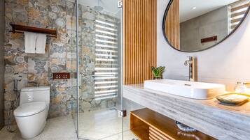 Studio Deluks (Seahorse's Queen) | Kamar mandi | Shower, pengering rambut, sandal, dan kloset