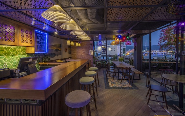 Cocktail bar