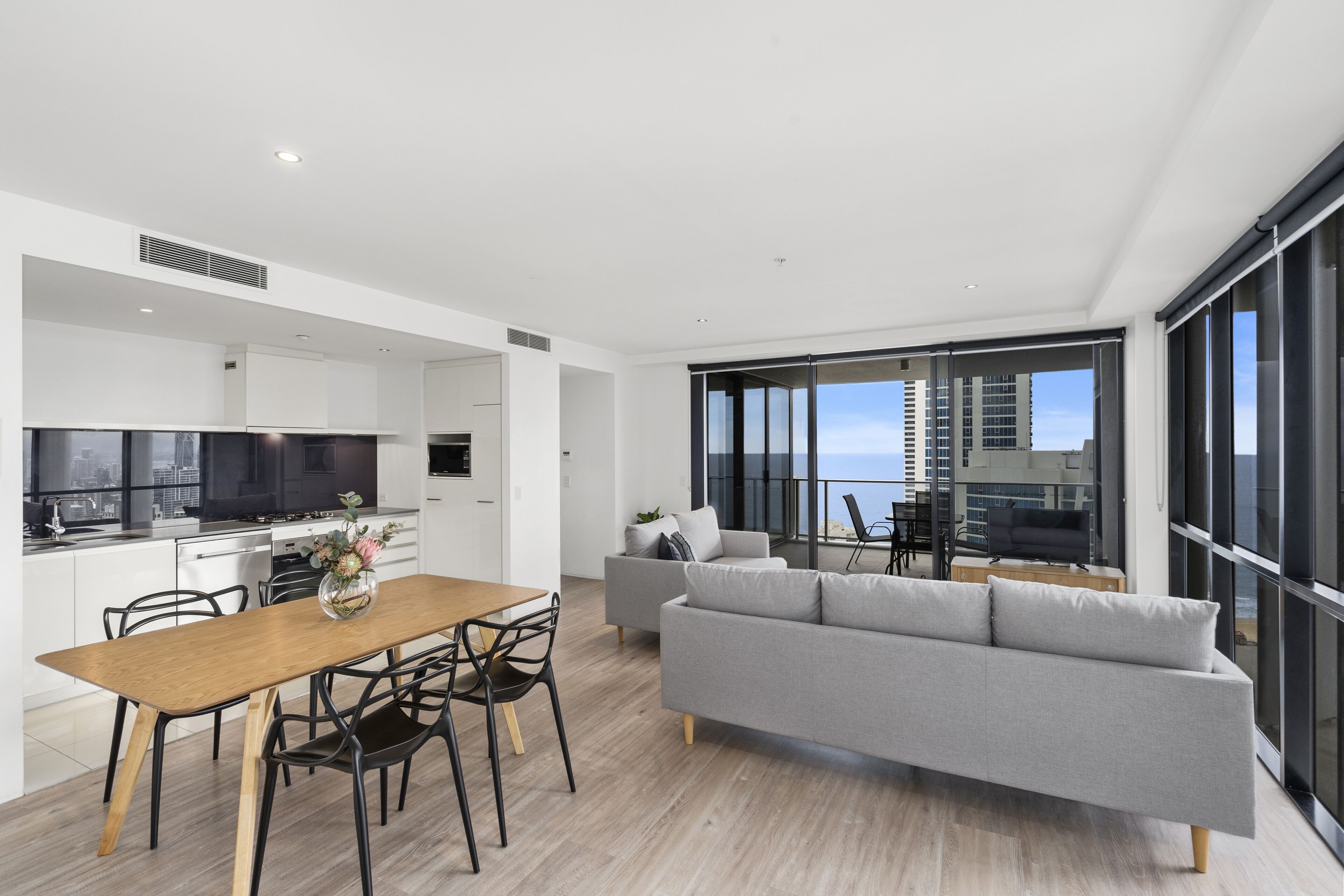 ⏩ Chic 2 Bedroom Surfers Paradise Apartment⏪