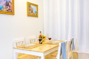 Studiolejlighed - 1 dobbeltseng med sovesofa - ikke-ryger | Stue | LCD-tv
