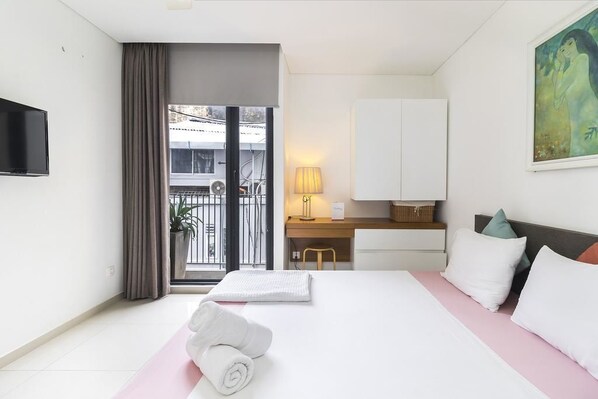 Standard Studio, Balcony (Potential Noise) | Egyptian cotton sheets, in-room safe, desk, blackout drapes