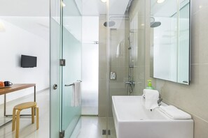 Standaard studio, balkon (Potential Noise) | Badkamer | Een douche, een hydromassagedouche, gratis toiletartikelen